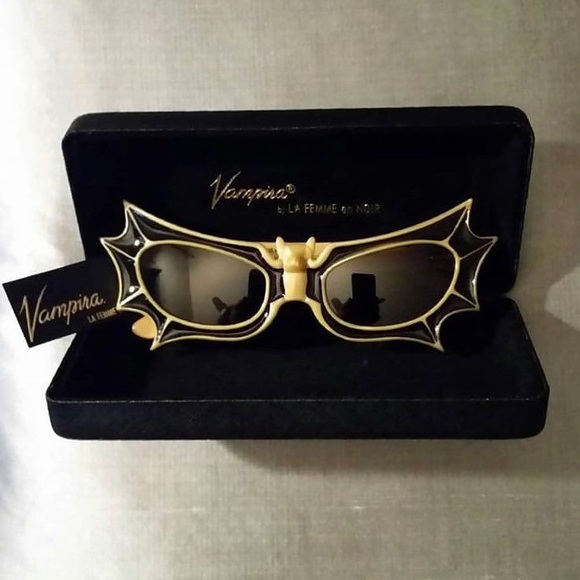 La Femme En Noir Vampira Sunglasses - Picture 3 of 4